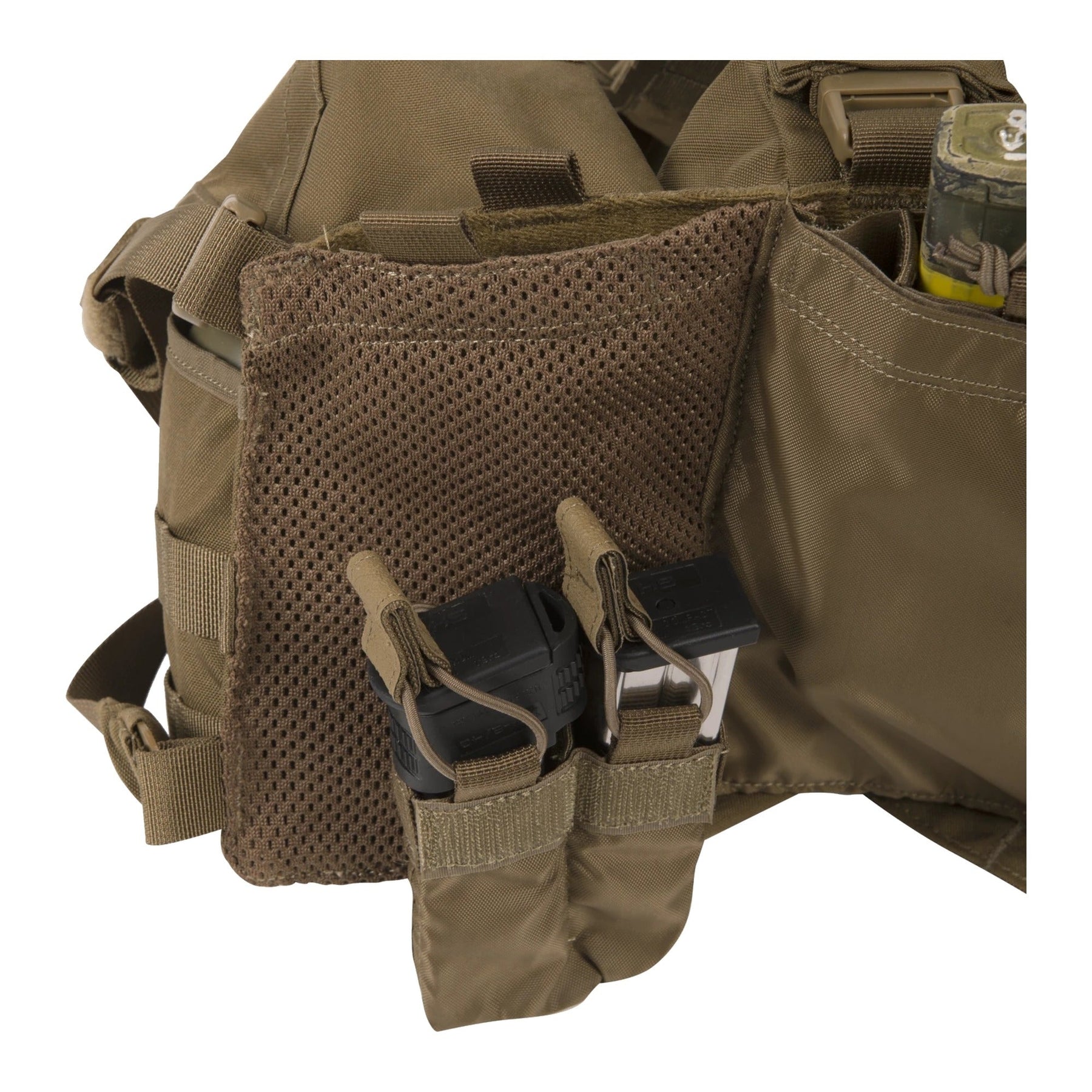 Chest rig tattico Helikon-Tex Guardian in Cordura 500D portacaricatori, con bretelle a sgancio rapido, cintura ventrale removibile, fodera in rete e fori di drenaggio, pannellatura MOLLE in uso