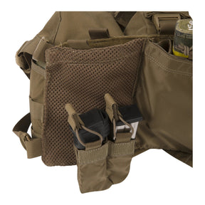 Chest rig tattico Helikon-Tex Guardian in Cordura 500D portacaricatori, con bretelle a sgancio rapido, cintura ventrale removibile, fodera in rete e fori di drenaggio, pannellatura MOLLE in uso