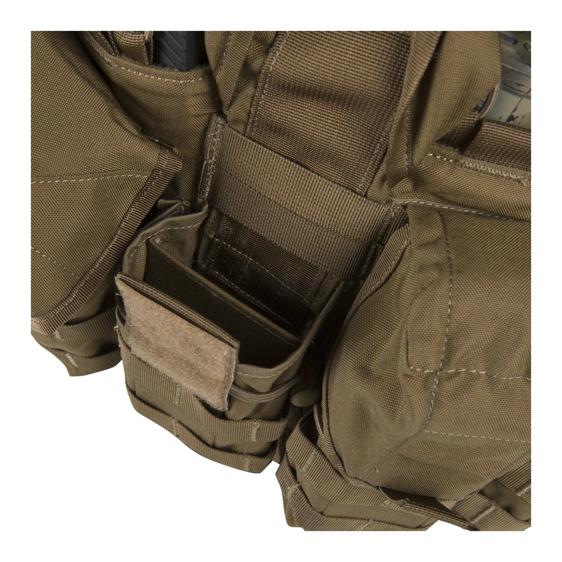 Chest rig tattico Helikon-Tex Guardian in Cordura 500D portacaricatori, con bretelle a sgancio rapido, cintura ventrale removibile, fodera in rete e fori di drenaggio, in uso sul campo
