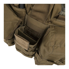 Chest rig tattico Helikon-Tex Guardian in Cordura 500D portacaricatori, con bretelle a sgancio rapido, cintura ventrale removibile, fodera in rete e fori di drenaggio, in uso sul campo