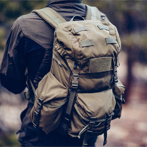 Zaino bushcraft Helikon-Tex Bergen Backpack da 25 litri in Cordura 500D, con tasche passanti per l'ascia, camino regolabile, scomparto per sacca idrica e cinghie di espansione, in uso nel bosco