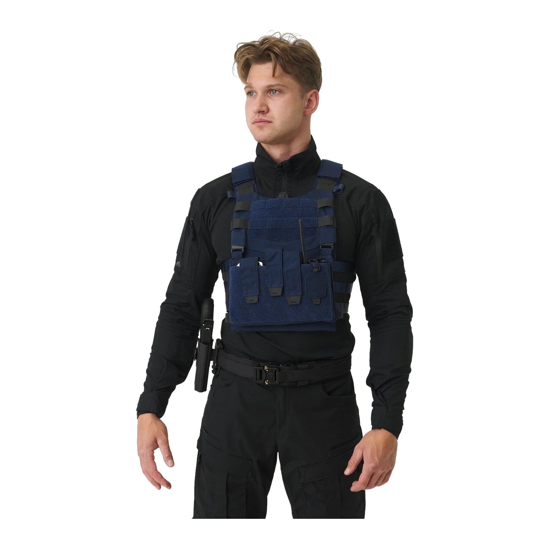 Set tattico Helikon-Tex Guardian Law Enforcement in Cordura 500D colore Sentinel Blue, con plate carrier, cummerbund, kangaroo flap e inserto Law Enforcement, indossato, vista frontale