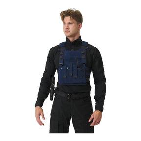 Set tattico Helikon-Tex Guardian Law Enforcement in Cordura 500D colore Sentinel Blue, con plate carrier, cummerbund, kangaroo flap e inserto Law Enforcement, indossato, vista frontale