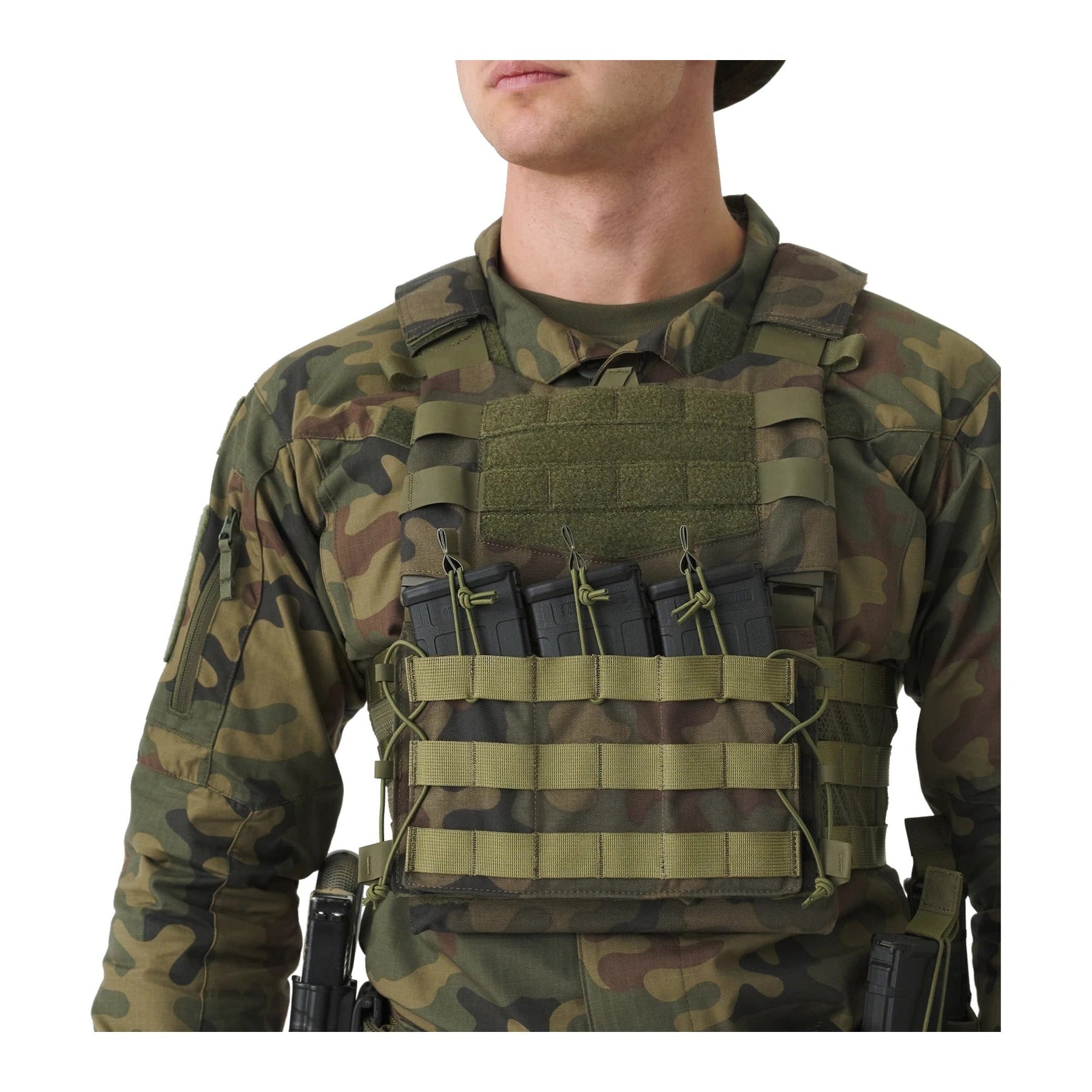 Set tattico Helikon-Tex Guardian Military in Cordura 500D con plate carrier, cummerbund e pannello frontale Guardian Flap porta caricatori, in azione sul campo