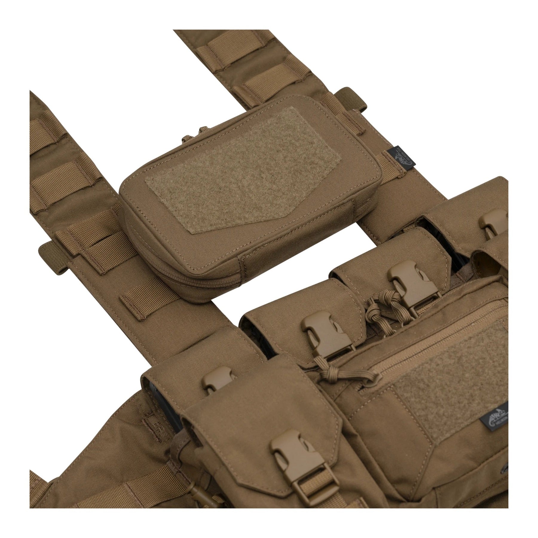 Pannello MOLLE Helikon-Tex Guardian Chest Panel in Cordura per chest rig, con cinghia pettorale integrata e retina in poliestere, pannello in uso sul campo
