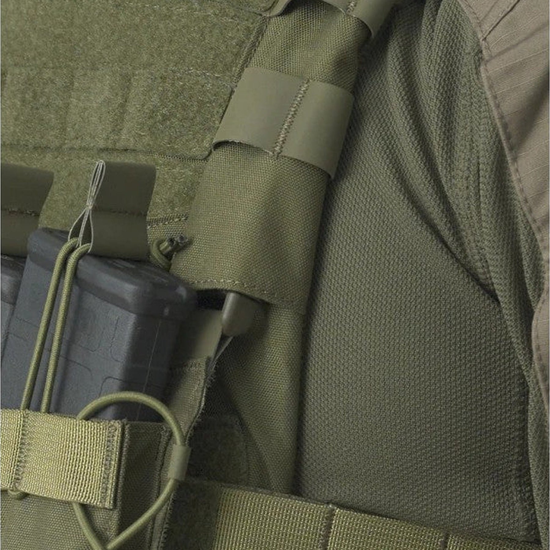 Gilet tattico Helikon-Tex Guardian Plate Carrier in Cordura 500D porta piastre balistiche, con pannellatura MOLLE/PALS, maniglia di evacuazione e pannelli velcro, assetto completo in uso