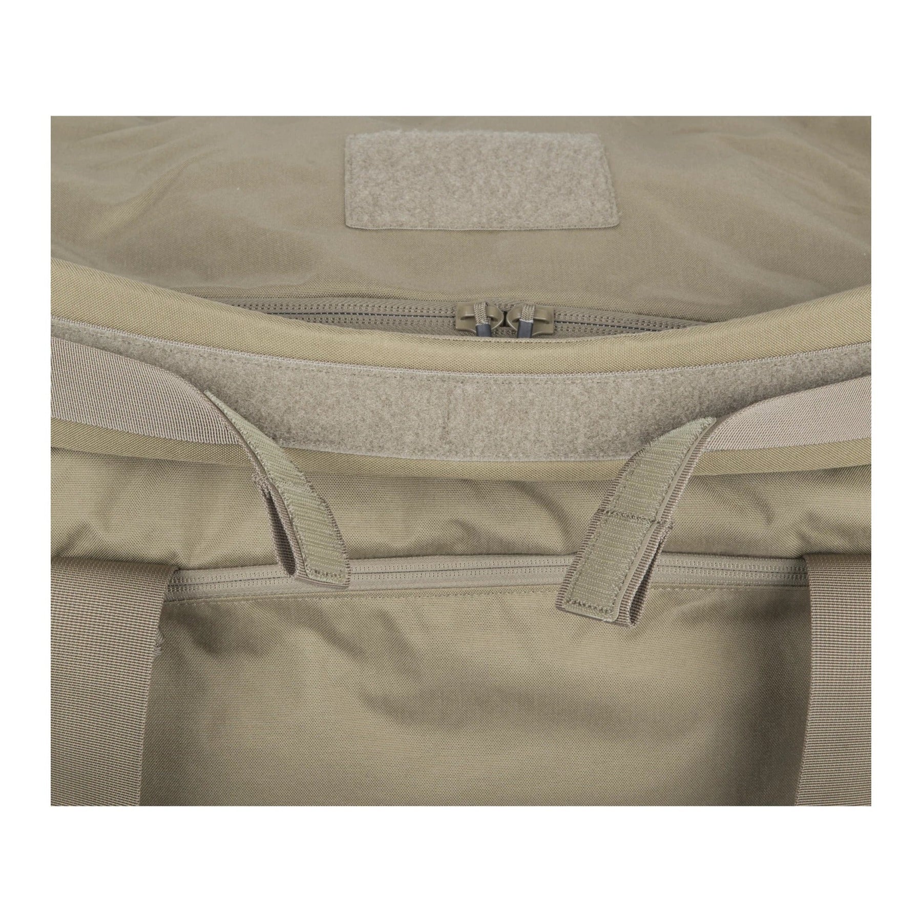 Borsone tattico Helikon-Tex Enlarged Urban Training Bag da 97,5 litri in Cordura 500D, comprimibile dentro una sua tasca, con tracolla imbottita e pannello velcro, in viaggio