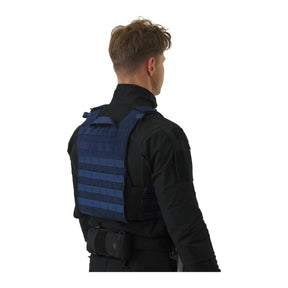 Set tattico Helikon-Tex Guardian Law Enforcement in Cordura 500D colore Sentinel Blue, con plate carrier, cummerbund, kangaroo flap e inserto Law Enforcement, indossato, tre quarti posteriore