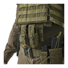 Tasca dangler Helikon-Tex Guardian in Cordura 500D per plate carrier, con organizer interno, cerniera a doppio cursore e pannellatura MOLLE/PALS, in uso sul campo