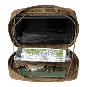 Tasca admin Helikon-Tex Guardian in Cordura per telefono e mappe, con tasche trasparenti, adattatore a velcro e aggancio MOLLE/PALS, aperta con la mappa