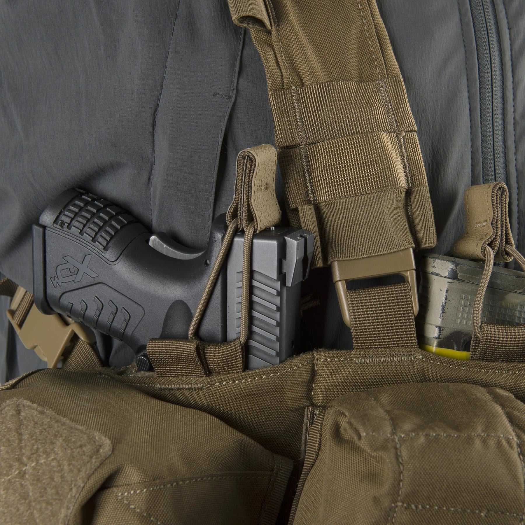 Chest rig tattico Helikon-Tex Guardian in Cordura 500D portacaricatori, con bretelle a sgancio rapido, cintura ventrale removibile, fodera in rete e fori di drenaggio, caricato, vista frontale
