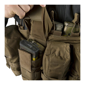 Chest rig tattico Helikon-Tex Guardian in Cordura 500D portacaricatori, con bretelle a sgancio rapido, cintura ventrale removibile, fodera in rete e fori di drenaggio, il caricatore si estrae