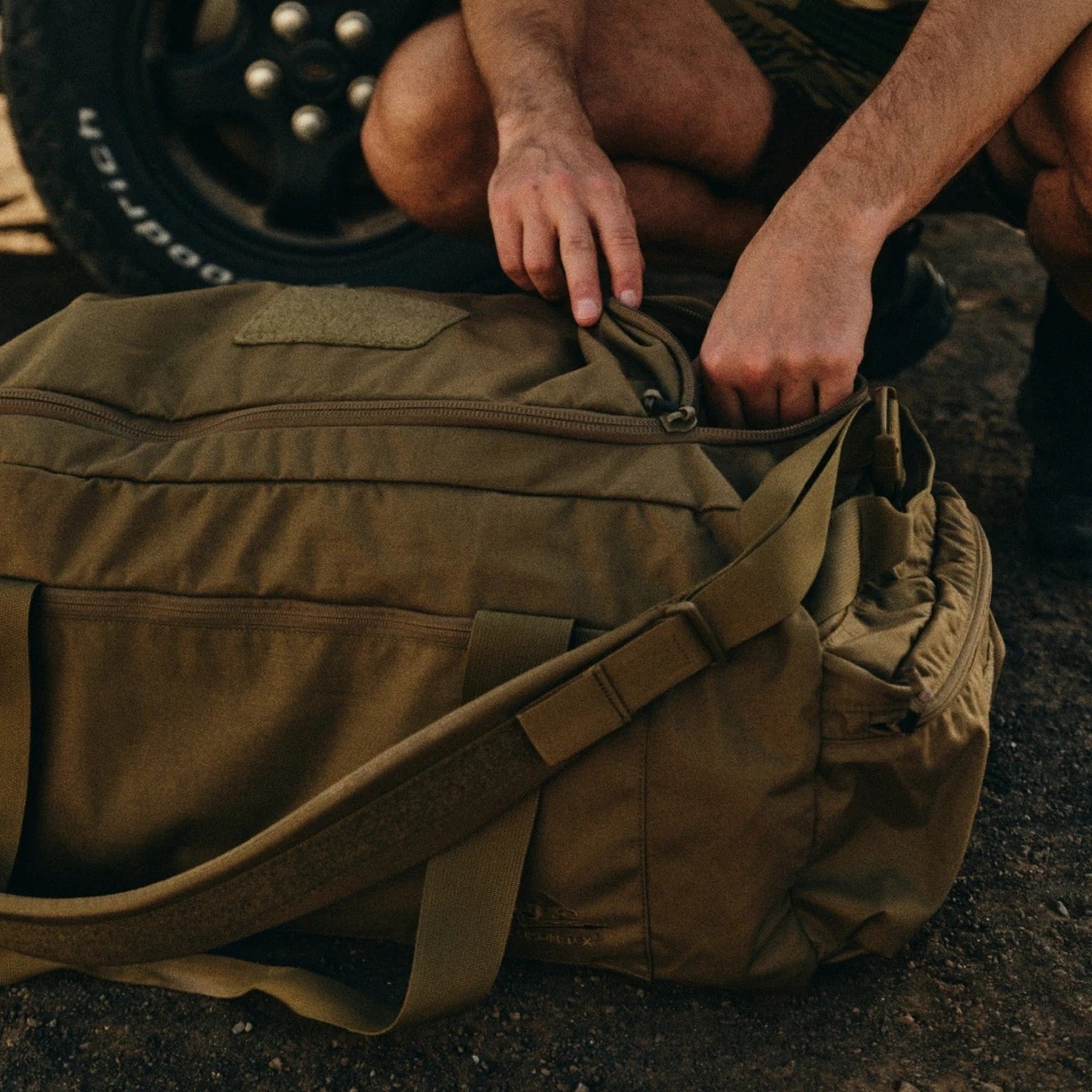Borsone tattico Helikon-Tex Enlarged Urban Training Bag da 97,5 litri in Cordura 500D, comprimibile dentro una sua tasca, con tracolla imbottita e pannello velcro, dettaglio del borsone