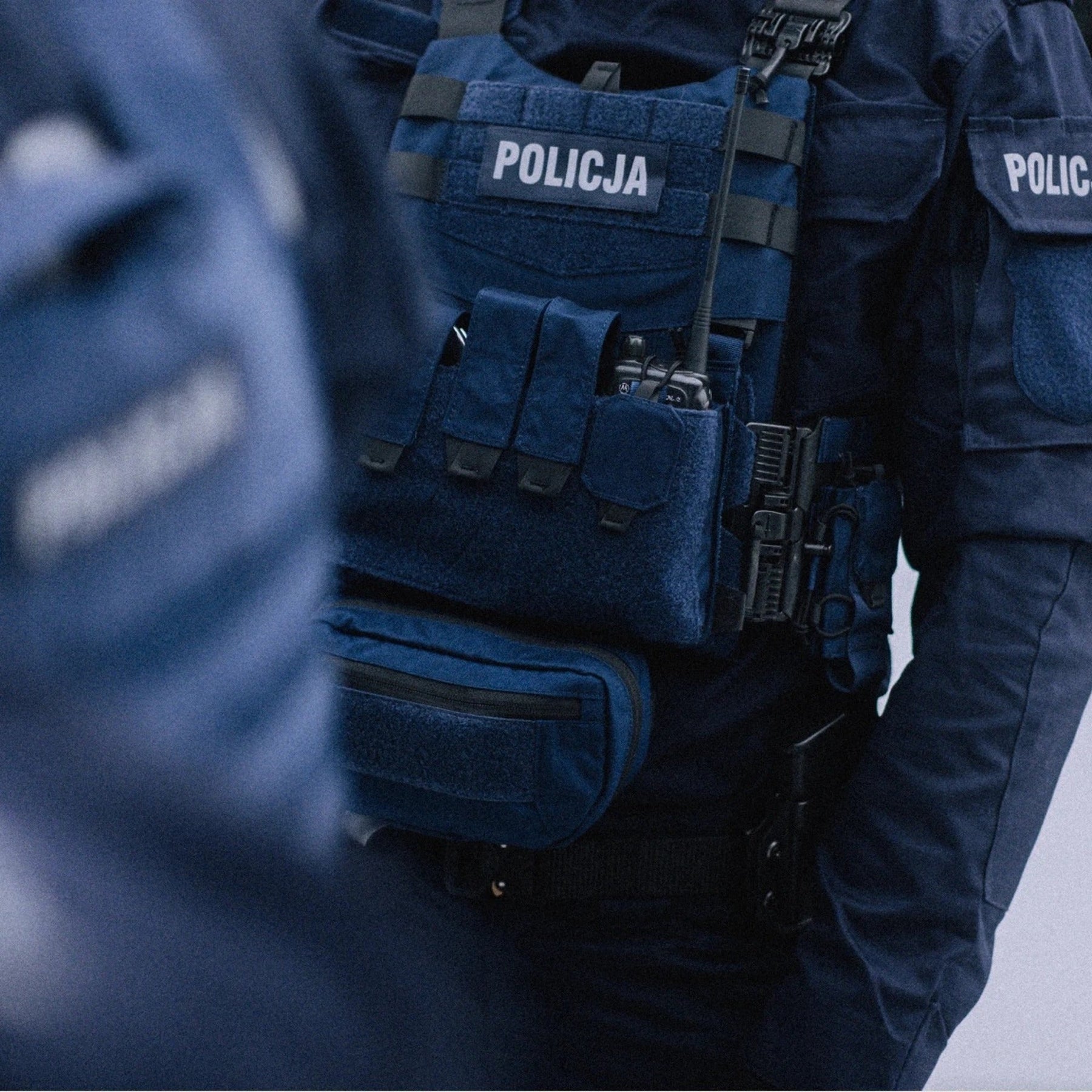 Set tattico Helikon-Tex Guardian Law Enforcement in Cordura 500D colore Sentinel Blue, con plate carrier, cummerbund, kangaroo flap e inserto Law Enforcement, in azione