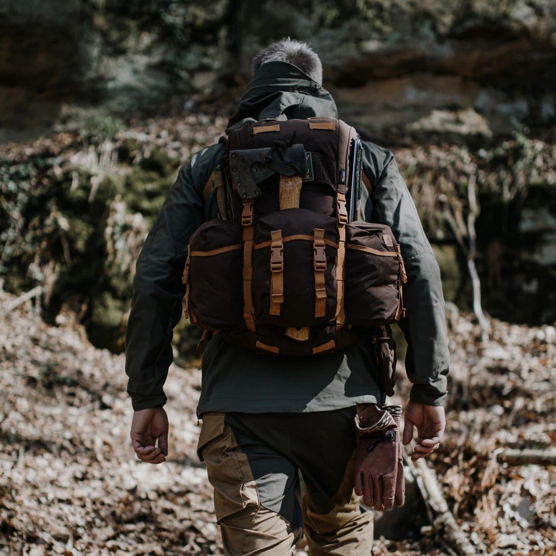 Zaino bushcraft Helikon-Tex Bergen Backpack da 25 litri in Cordura 500D, con tasche passanti per l'ascia, camino regolabile, scomparto per sacca idrica e cinghie di espansione, dettaglio dello zaino