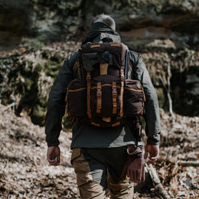Zaino bushcraft Helikon-Tex Bergen Backpack da 25 litri in Cordura 500D, con tasche passanti per l'ascia, camino regolabile, scomparto per sacca idrica e cinghie di espansione, dettaglio dello zaino