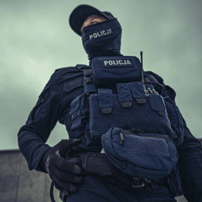 Set tattico Helikon-Tex Guardian Law Enforcement in Cordura 500D colore Sentinel Blue, con plate carrier, cummerbund, kangaroo flap e inserto Law Enforcement, in azione