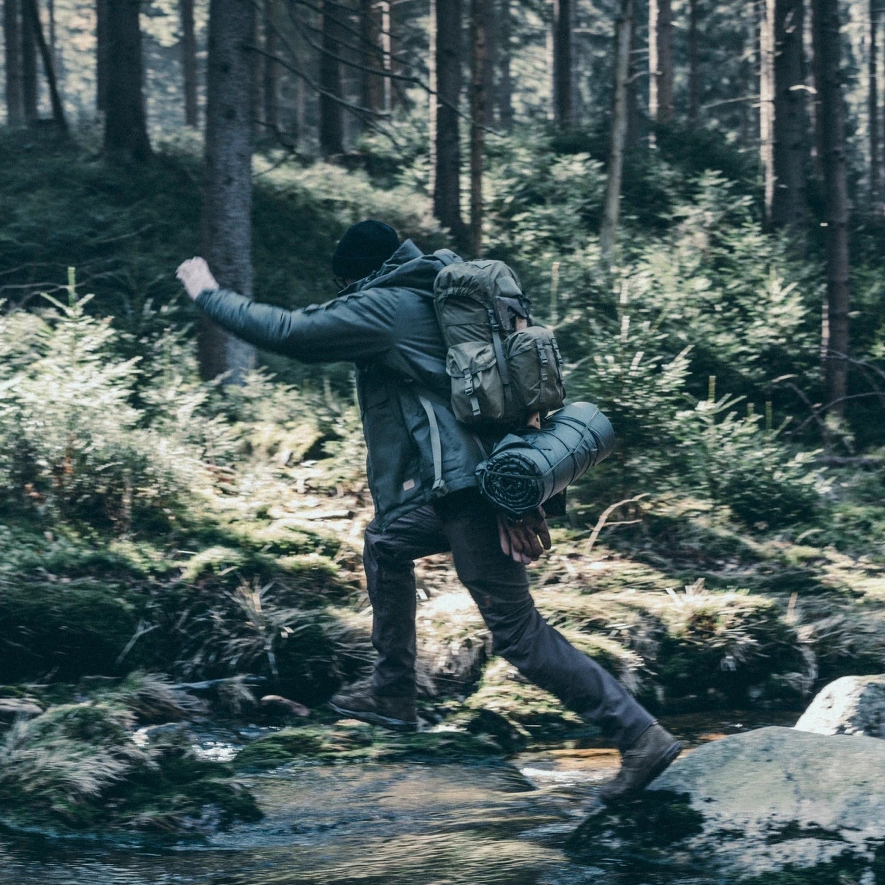 Zaino bushcraft Helikon-Tex Bergen Backpack da 25 litri in Cordura 500D, con tasche passanti per l'ascia, camino regolabile, scomparto per sacca idrica e cinghie di espansione, dettaglio dello zaino