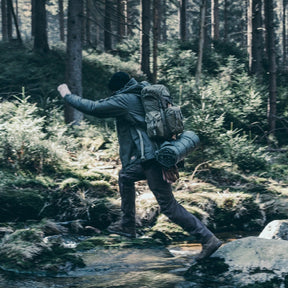 Zaino bushcraft Helikon-Tex Bergen Backpack da 25 litri in Cordura 500D, con tasche passanti per l'ascia, camino regolabile, scomparto per sacca idrica e cinghie di espansione, dettaglio dello zaino