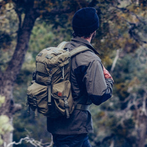Zaino bushcraft Helikon-Tex Bergen Backpack da 25 litri in Cordura 500D, con tasche passanti per l'ascia, camino regolabile, scomparto per sacca idrica e cinghie di espansione, dettaglio dello zaino