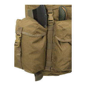 Zaino bushcraft Helikon-Tex Bergen Backpack da 25 litri in Cordura 500D, con tasche passanti per l'ascia, camino regolabile, scomparto per sacca idrica e cinghie di espansione, dettaglio dello zaino