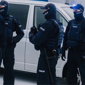 Set tattico Helikon-Tex Guardian Law Enforcement in Cordura 500D colore Sentinel Blue, con plate carrier, cummerbund, kangaroo flap e inserto Law Enforcement, in azione