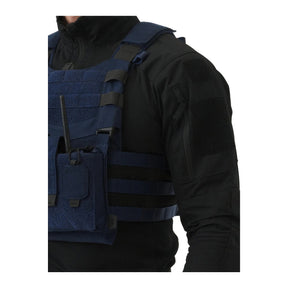 Set tattico Helikon-Tex Guardian Law Enforcement in Cordura 500D colore Sentinel Blue, con plate carrier, cummerbund, kangaroo flap e inserto Law Enforcement, in azione