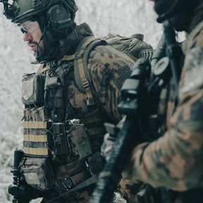 Set tattico Helikon-Tex Guardian Military in Cordura 500D con plate carrier, cummerbund e pannello frontale Guardian Flap porta caricatori, in azione