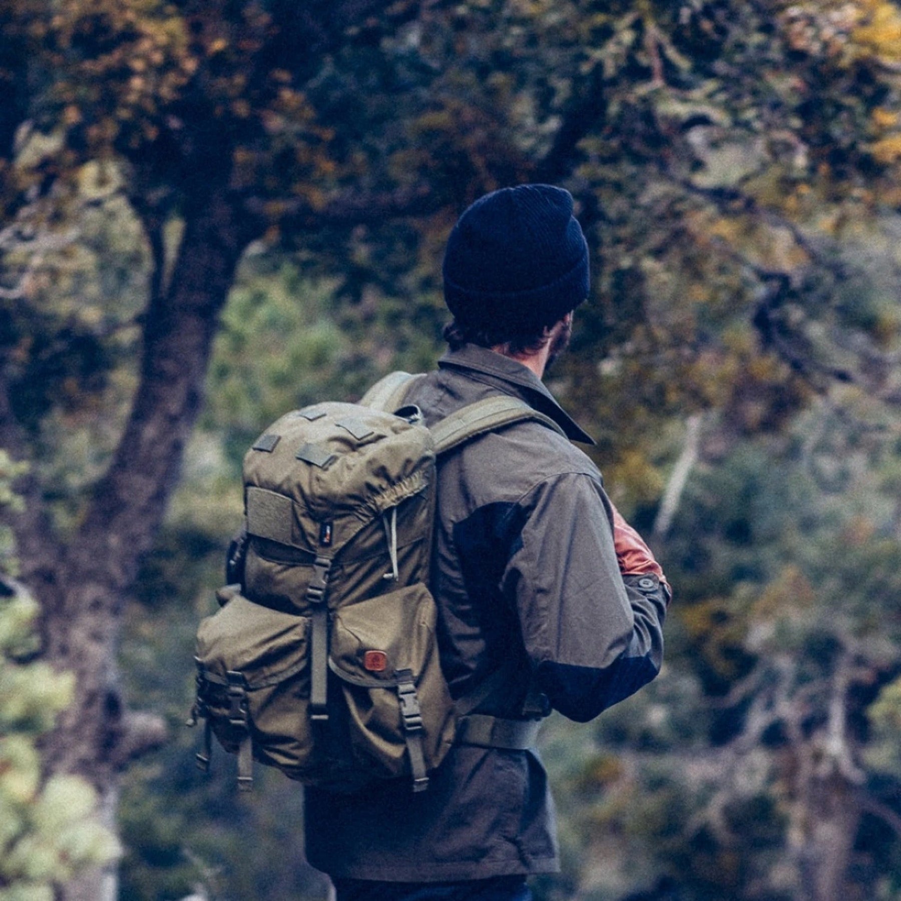Zaino bushcraft Helikon-Tex Bergen Backpack da 25 litri in Cordura 500D, con tasche passanti per l'ascia, camino regolabile, scomparto per sacca idrica e cinghie di espansione, dettaglio dello zaino