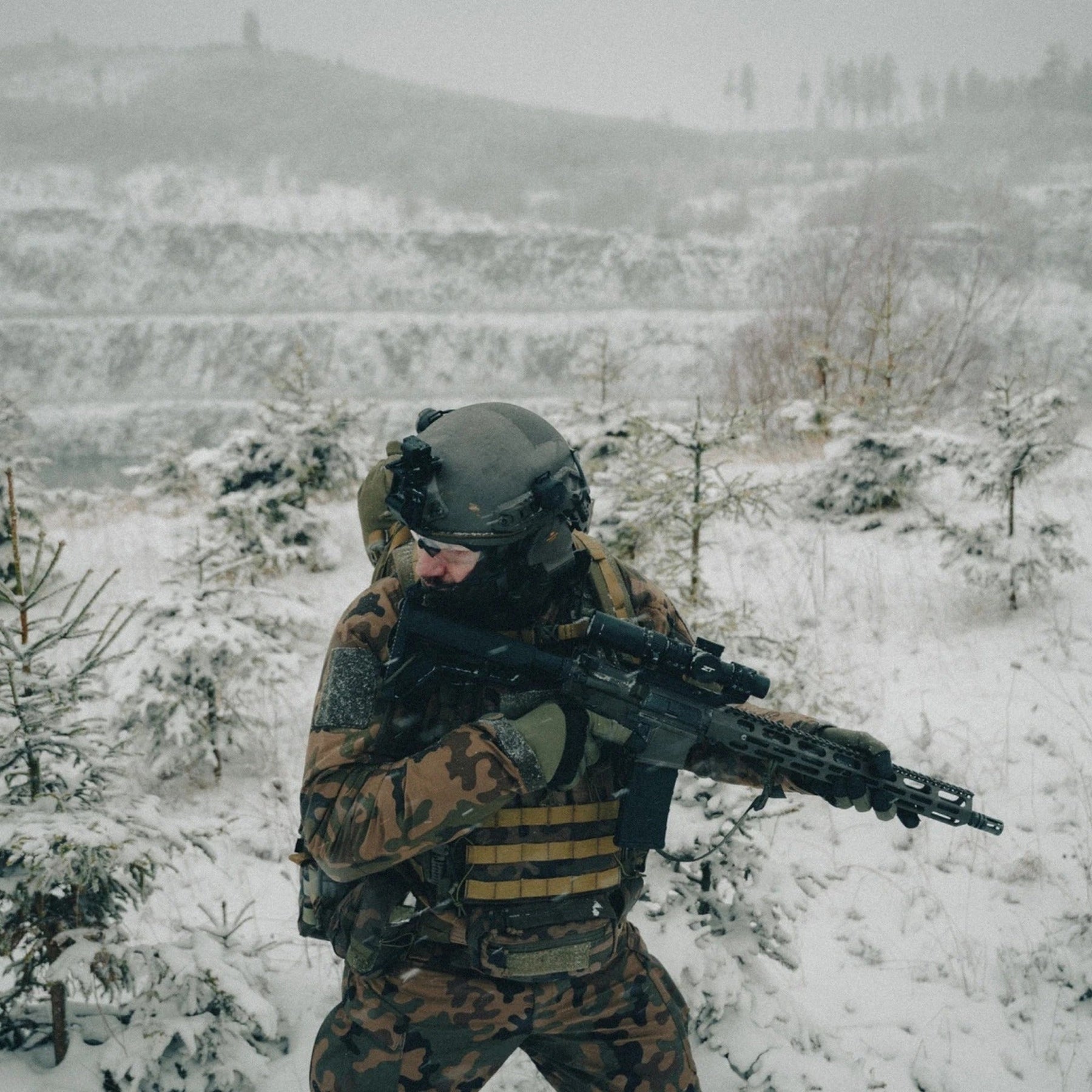 Set tattico Helikon-Tex Guardian Military in Cordura 500D con plate carrier, cummerbund e pannello frontale Guardian Flap porta caricatori, in azione