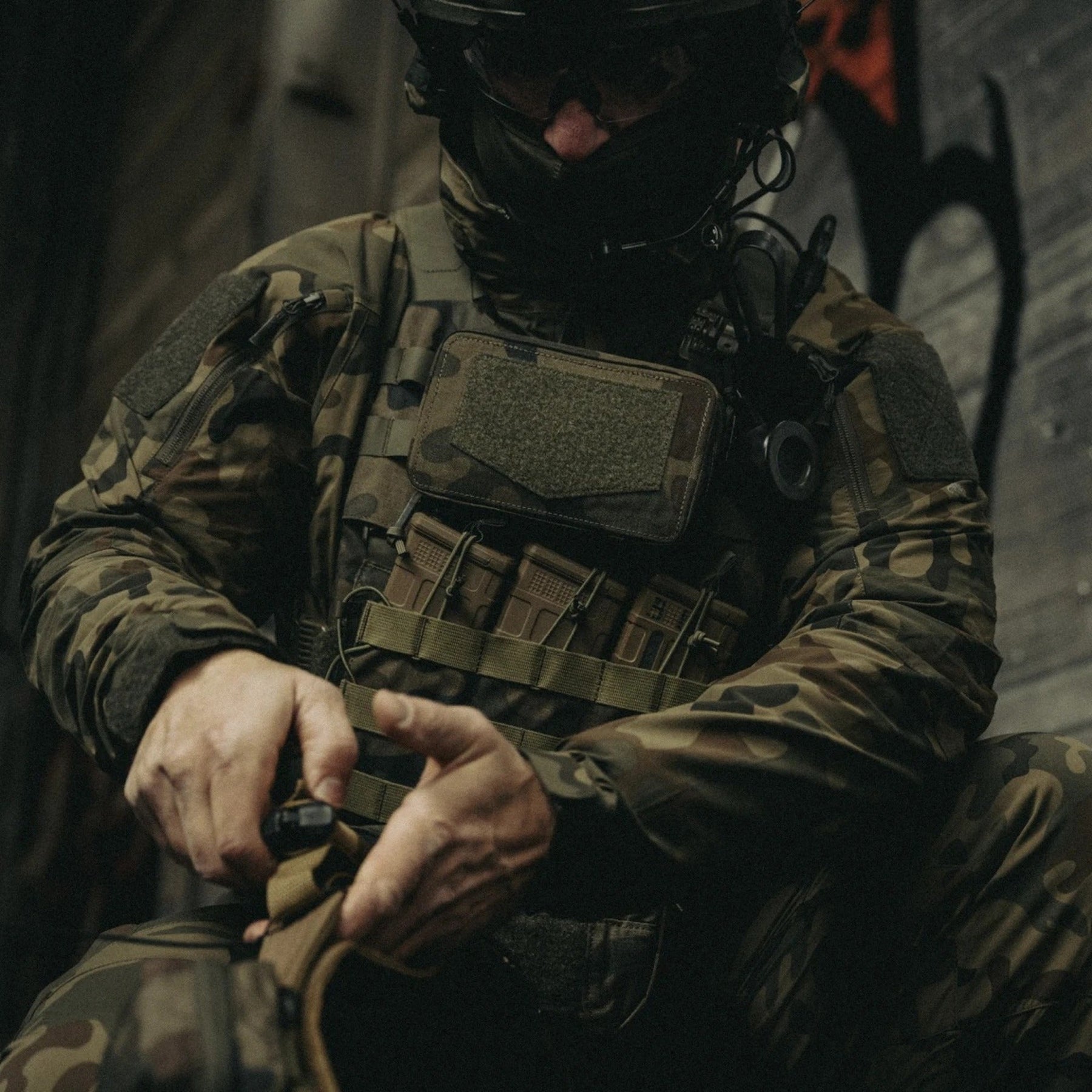Set tattico Helikon-Tex Guardian Military in Cordura 500D con plate carrier, cummerbund e pannello frontale Guardian Flap porta caricatori, in azione