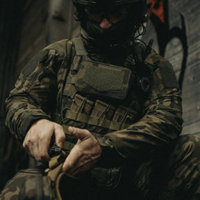 Set tattico Helikon-Tex Guardian Military in Cordura 500D con plate carrier, cummerbund e pannello frontale Guardian Flap porta caricatori, in azione