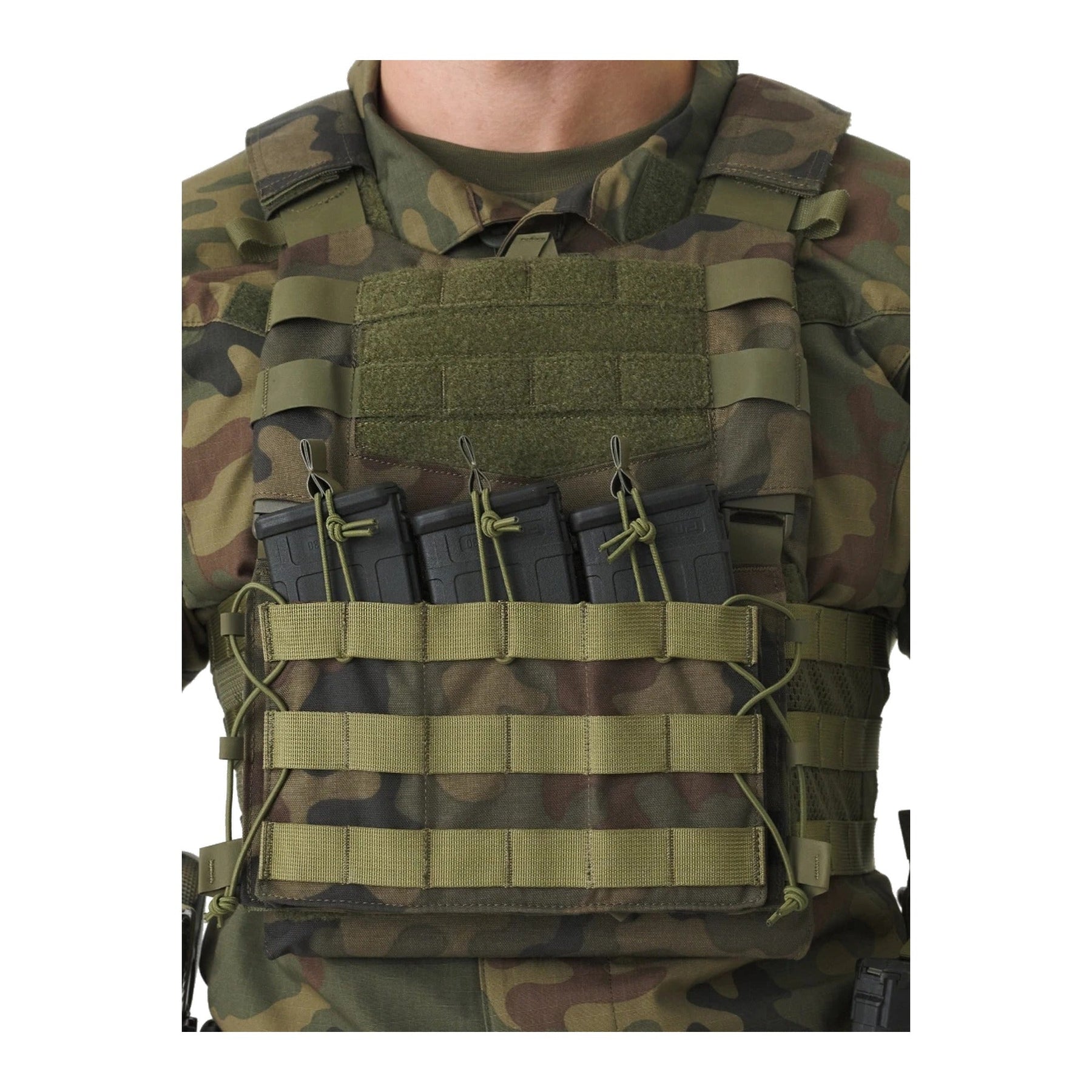 Set tattico Helikon-Tex Guardian Military in Cordura 500D con plate carrier, cummerbund e pannello frontale Guardian Flap porta caricatori, in azione