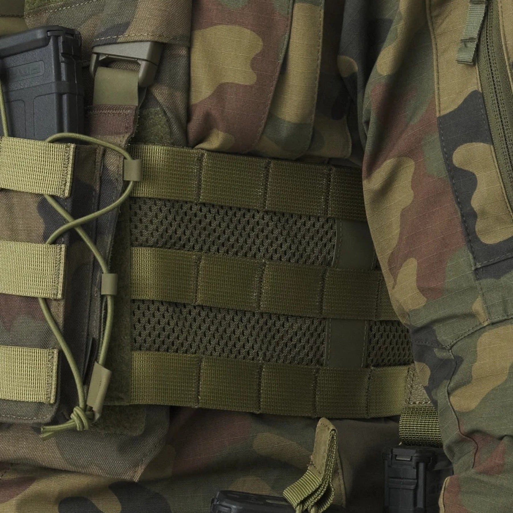 Set tattico Helikon-Tex Guardian Military in Cordura 500D con plate carrier, cummerbund e pannello frontale Guardian Flap porta caricatori, in azione