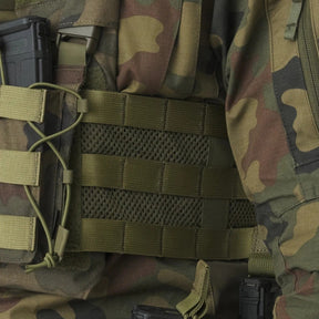 Set tattico Helikon-Tex Guardian Military in Cordura 500D con plate carrier, cummerbund e pannello frontale Guardian Flap porta caricatori, in azione