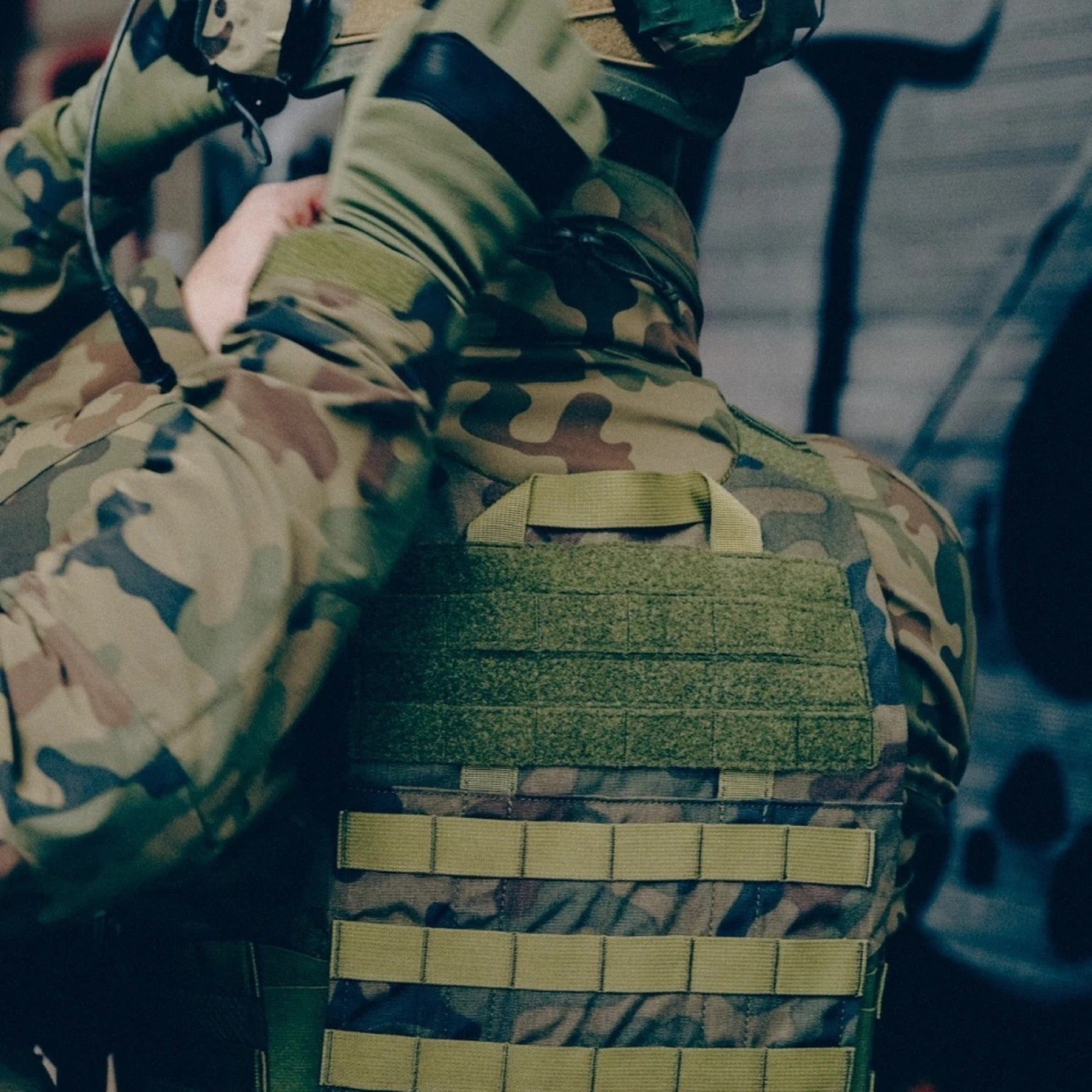 Set tattico Helikon-Tex Guardian Military in Cordura 500D con plate carrier, cummerbund e pannello frontale Guardian Flap porta caricatori, in azione