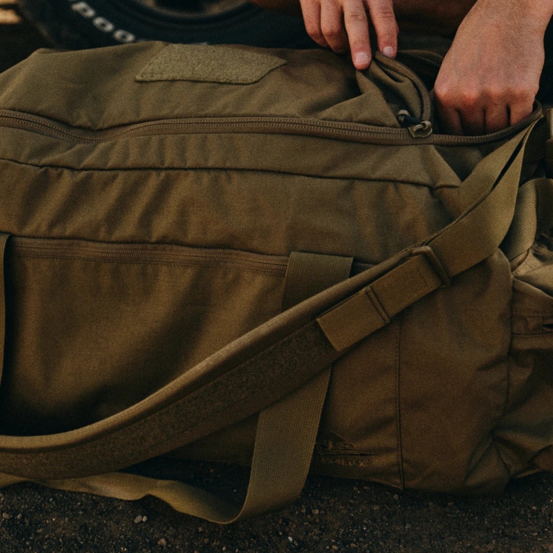 Borsone tattico Helikon-Tex Enlarged Urban Training Bag da 97,5 litri in Cordura 500D, comprimibile dentro una sua tasca, con tracolla imbottita e pannello velcro, dettaglio del borsone