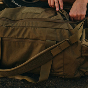 Borsone tattico Helikon-Tex Enlarged Urban Training Bag da 97,5 litri in Cordura 500D, comprimibile dentro una sua tasca, con tracolla imbottita e pannello velcro, dettaglio del borsone