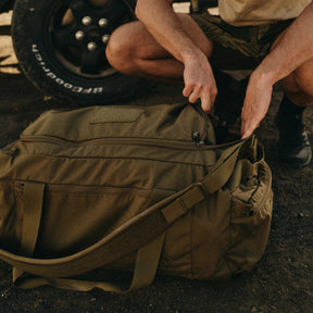 Borsone tattico Helikon-Tex Enlarged Urban Training Bag da 97,5 litri in Cordura 500D, comprimibile dentro una sua tasca, con tracolla imbottita e pannello velcro, dettaglio del borsone