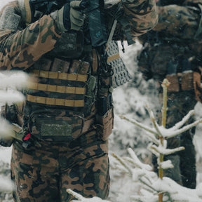 Tasca dangler Helikon-Tex Guardian in Cordura 500D per plate carrier, con organizer interno, cerniera a doppio cursore e pannellatura MOLLE/PALS, montato sotto il pannello frontale