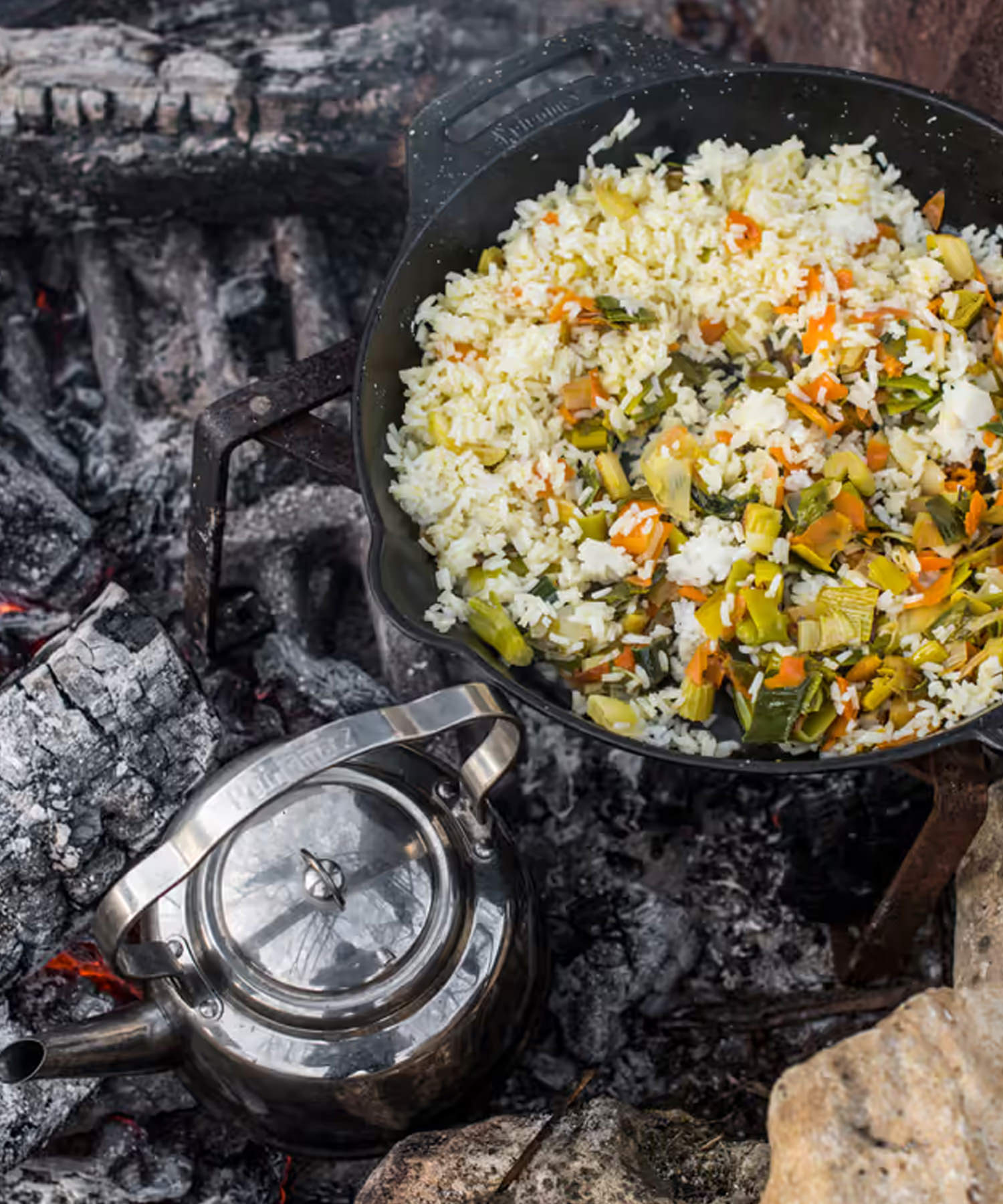 riso e verdure in padella di ghisa petromax sul fuoco