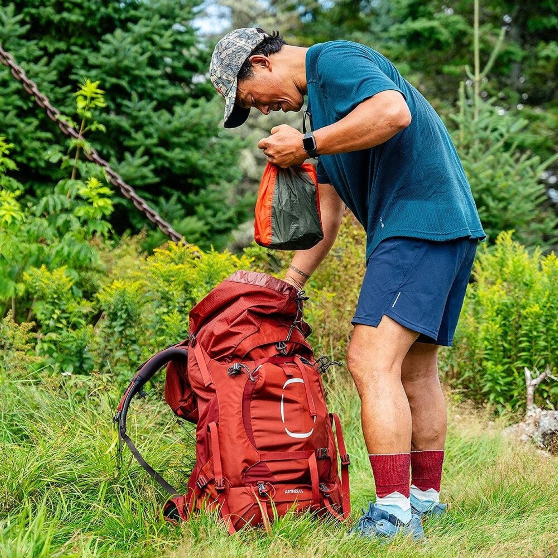 Osprey Aether 65 zaino da trekking ed escursionismo uomo da 65 litri con schienale AirScape regolabile, cinghie di compressione, tasche frontali e attacchi per bastoncini vista laterale per outdoor su Backpacco