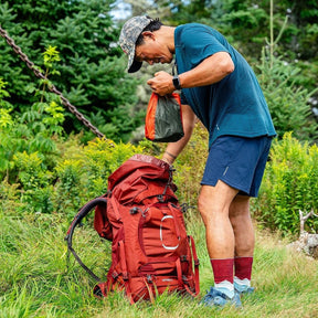 Osprey Aether 65 zaino da trekking ed escursionismo uomo da 65 litri con schienale AirScape regolabile, cinghie di compressione, tasche frontali e attacchi per bastoncini vista laterale per outdoor su Backpacco