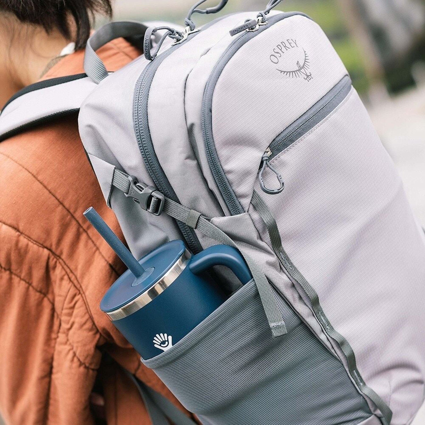 Osprey AXIS 24 zaino da 24 Litri, con spallacci e pannello posteriore imbottiti, scomparto principale con cerniera, ideale per uso quotidiano o escursionismo leggero.