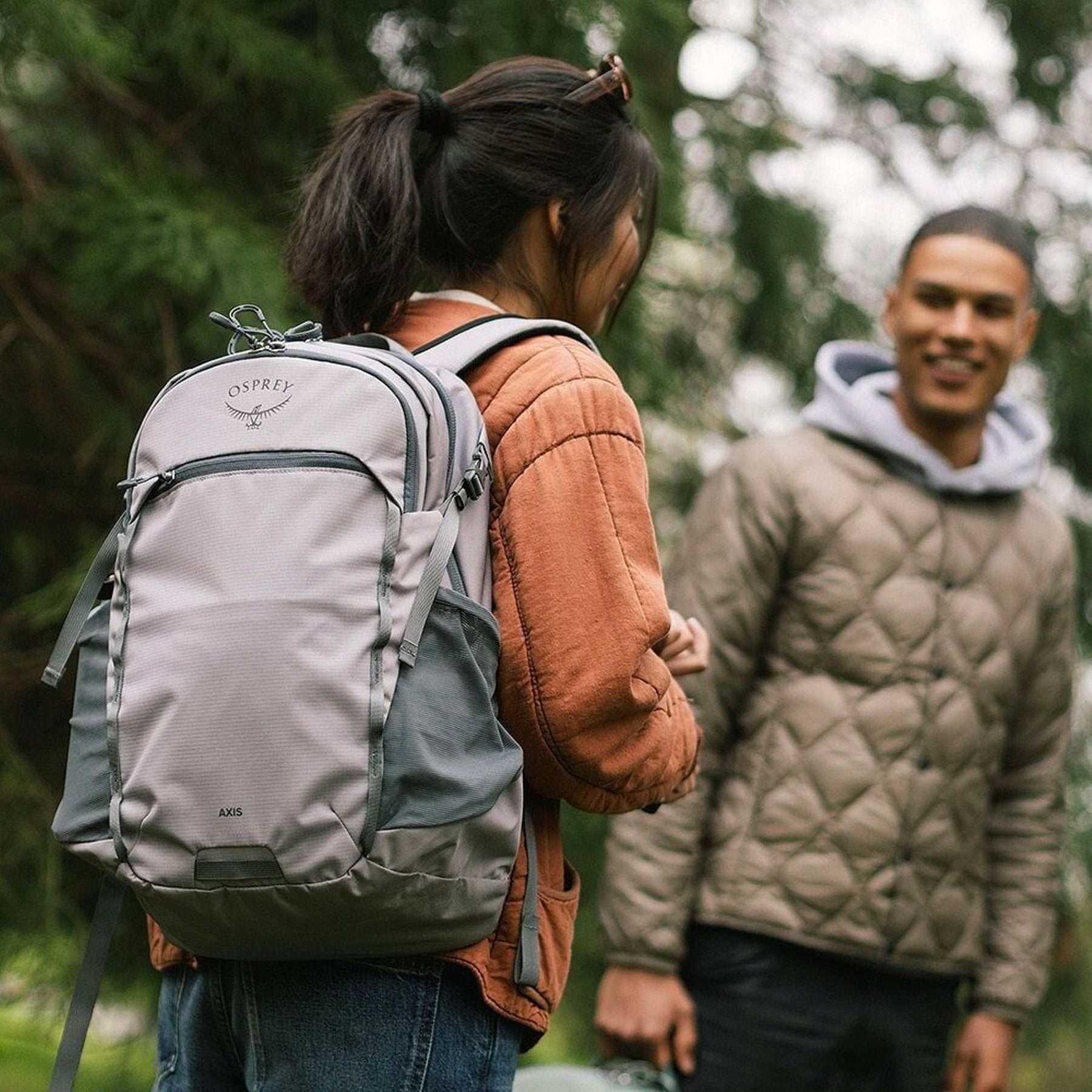 Osprey AXIS 24 zaino da 24 Litri, con spallacci e pannello posteriore imbottiti, scomparto principale con cerniera, ideale per uso quotidiano o escursionismo leggero.