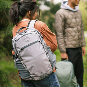 Osprey AXIS 24 zaino da 24 Litri, con spallacci e pannello posteriore imbottiti, scomparto principale con cerniera, ideale per uso quotidiano o escursionismo leggero.