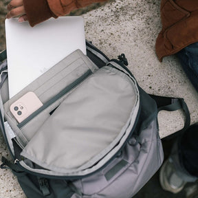 Osprey AXIS 24 zaino da 24 Litri, con spallacci e pannello posteriore imbottiti, scomparto principale con cerniera, ideale per uso quotidiano o escursionismo leggero.