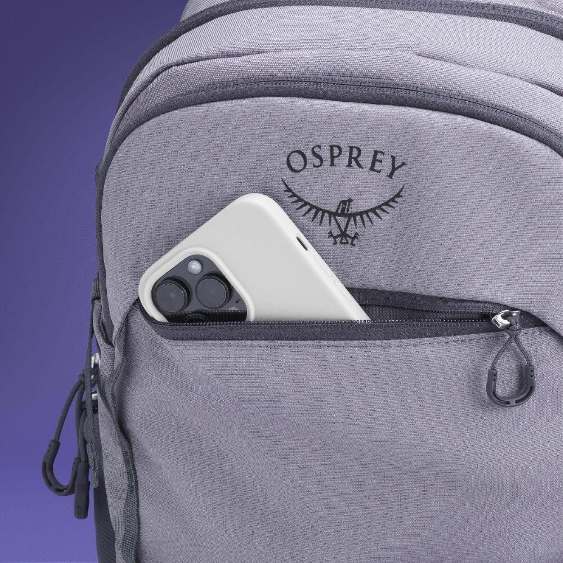 Osprey AXIS 24 zaino da 24 Litri, con spallacci e pannello posteriore imbottiti, scomparto principale con cerniera, ideale per uso quotidiano o escursionismo leggero.