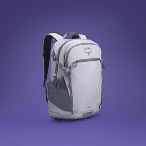 Osprey AXIS 24 zaino da 24 Litri, con spallacci e pannello posteriore imbottiti, scomparto principale con cerniera, ideale per uso quotidiano o escursionismo leggero.