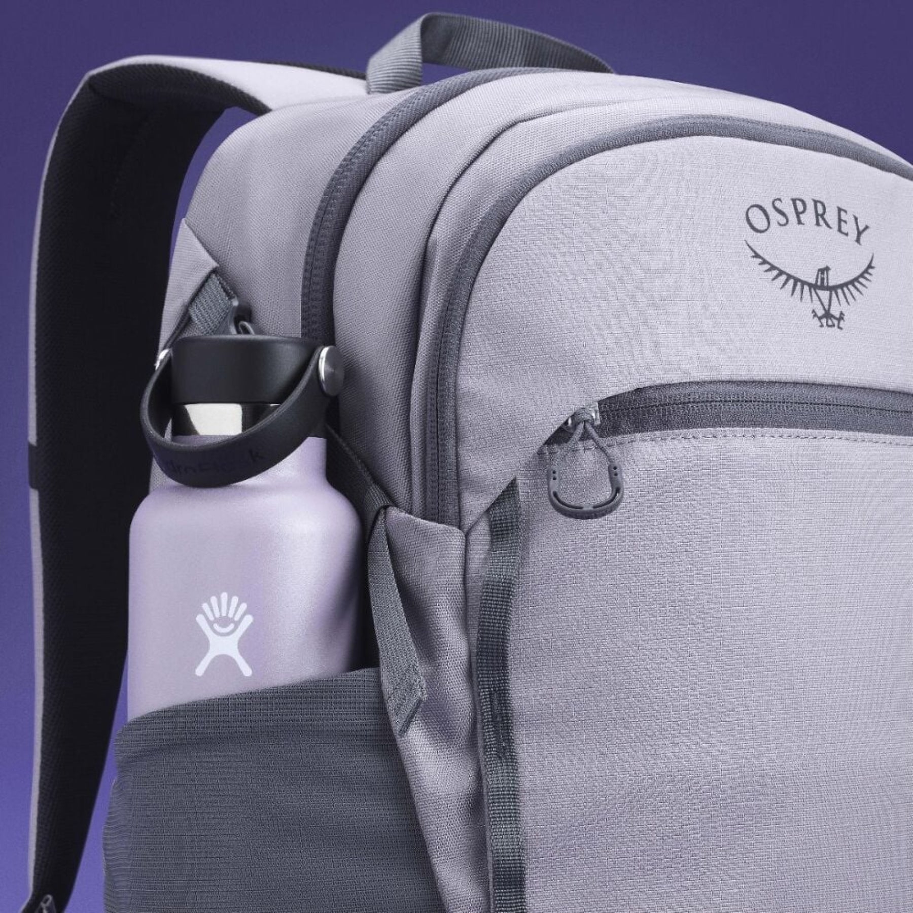Osprey AXIS 24 zaino da 24 Litri, con spallacci e pannello posteriore imbottiti, scomparto principale con cerniera, ideale per uso quotidiano o escursionismo leggero.